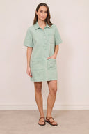 johanna-mini-denim-jeans-jurk-lichtgroen-sweet-like-you-modelfoto-vooraanzicht-1