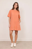 jasmine-mini-denim-jeans-jurk-oranje-sweet-like-you-modelfoto-vooraanzicht-1