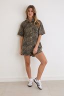 janne-luipaard-denim-jeans-playsuit-leopard-sweet-like-you-model-vooraanzicht-10