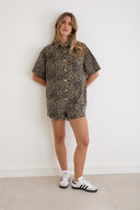 janne-luipaard-denim-jeans-playsuit-leopard-sweet-like-you-model-vooraanzicht-12