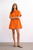 kelly-oversized-denim-jeans-jurk-orange-sweet-like-you-modelfoto-vooraanzicht-1