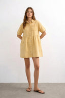 kelly-oversized-denim-jeans-jurk-yellow-sweet-like-you-modelfoto-vooraanzicht-1