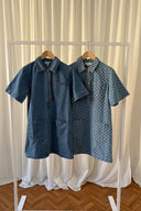 johanna-polka-dot-mini-denim-jeans-jurk-blauw-sweet-like-you-etalagefoto-vooraanzicht-1