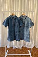 johanna-polka-dot-mini-denim-jeans-jurk-blauw-sweet-like-you-etalagefoto-vooraanzicht-2