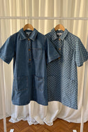 johanna-polka-dot-mini-denim-jeans-jurk-blauw-sweet-like-you-etalagefoto-vooraanzicht-3