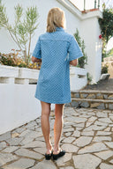 johanna-polka-dot-mini-denim-jeans-jurk-blauw-sweet-like-you-modelfoto-achteraanzicht-1