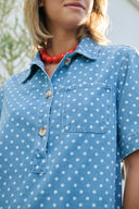 johanna-polka-dot-mini-denim-jeans-jurk-blauw-sweet-like-you-modelfoto-detail-2