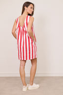 janie-gestreepte-mini-denim-jeans-jurk-red-sweet-like-you-modelfoto-achteraanzicht-1