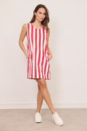 janie-gestreepte-mini-denim-jeans-jurk-red-sweet-like-you-modelfoto-vooraanzicht-2