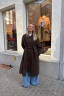 verena-lange-wollen-mantel-jas-dark-brown-donkerbruinn-sweet-like-you-modelfoto-vooraanzicht-1