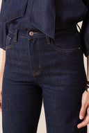 gabriel-wijde-denim-jeans-broek-dark-blue-donkerblauw-modelfoto-close-up-1