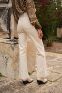 elena-jeans-broek-beige-sweet-like-you-modelfoto-achteraanzicht-1
