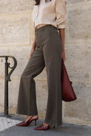 gaspard-denim-jeans-broek-khaki-sweet-like-you-model-zijaanzicht-1