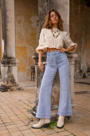 elenette-denim-jeans-broek-medium-light-blue-sweet-like-you-model-vooraanzicht-1