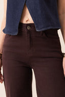 vienna-denim-jeans-broek-aubergine-bordeaux-sweet-like-you-modelfoto-close-up-1