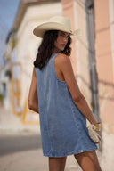 ruby-jeans-jurk-blauw-sweet-like-you-modelfoto-zijaanzicht-1