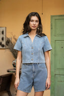 valmy-denim-jeans-short-stone-blue--wide-leg-oraije-modelfoto-vooraanzicht-2