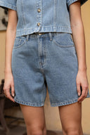 valmy-denim-jeans-short-stone-blue--wide-leg-oraije-modelfoto-vooraanzicht-3