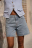 valmy-denim-short-light-blue-denim-wide-leg-oraije-model-vooraanzicht-2