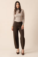 bony-barrel-denim-jeans-broek-chocolate-brown-chocoladebruin-sweet-like-you-modelfoto-vooraanzicht-1