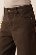 bony-barrel-denim-jeans-broek-chocolate-brown-chocoladebruin-sweet-like-you-modelfoto-close-up-1