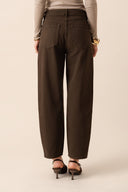 bony-barrel-denim-jeans-broek-chocolate-brown-chocoladebruin-sweet-like-you-modelfoto-achteraanzicht-1