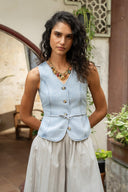 juna-denim-jeans-mouwloos-vest-gilet-light-blue-sweet-like-you-modelfoto-vooraanzicht-4