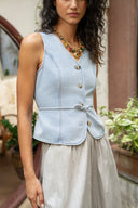juna-denim-jeans-mouwloos-vest-gilet-light-blue-sweet-like-you-modelfoto-vooraanzicht-5