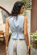 juna-denim-jeans-mouwloos-vest-gilet-light-blue-sweet-like-you-modelfoto-achteraanzicht-1