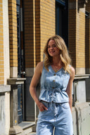 juna-denim-jeans-mouwloos-vest-gilet-light-blue-sweet-like-you-modelfoto-vooraanzicht-2