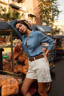 witte-denim-short-met-kanten-vooraanzicht-2