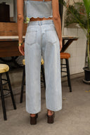 harper-wijde-denim-jeans-broek-light-blue-sweet-like-you-modelfoto-achteraanzicht-1