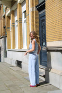 harper-wijde-denim-jeans-broek-light-blue-sweet-like-you-modelfoto-zijaanzicht-1