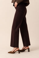 mona-flare-denim-jeans-broek-aubergine-bordeaux-sweet-like-you-modelfoto-zijaanzicht-1