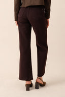 mona-flare-denim-jeans-broek-aubergine-bordeaux-sweet-like-you-modelfoto-achteraanzicht-1