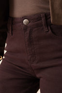 mona-flare-denim-jeans-broek-aubergine-bordeaux-sweet-like-you-modelfoto-detail-1