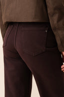 mona-flare-denim-jeans-broek-aubergine-bordeaux-sweet-like-you-modelfoto-detail-2