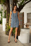 romy-mini-denim-jeans-jurk-blue-stone-wash-sweet-like-you-modelfoto-vooraanzicht-1