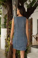 romy-mini-denim-jeans-jurk-blue-stone-wash-sweet-like-you-modelfoto-achteraanzicht-1