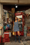 romy-mini-denim-jeans-jurk-blue-stone-wash-sweet-like-you-modelfoto-vooraanzicht-5