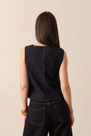 tom-gestreepte-denim-jeans-gilet-vest-dark-blue-donkerblauw-sweet-like-you-modelfoto-achteraanzicht-1