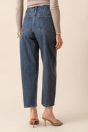 tumi-barrel-denim-jeans-broek-denim-jeansblauw-sweet-like-you-modelfoto-achteraanzicht-1