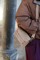 sweet-like-you-janice-suede-schoudertas-sand-lookfoto-zijaanzicht-1