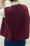 justine-teddy-mouwloos-vest-bordeaux-modelfoto-achteraanzicht-1