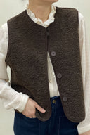 justine-teddy-mouwloos-vest-bruin-sweet-like-you-model-vooraanzicht-1