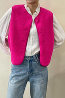 justine-teddy-mouwloos-vest-fuchsia-sweet-like-you-modelfoto-vooraanzicht-1