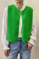 justine-teddy-mouwloos-vest-groen-sweet-like-you-modelfoto-vooraanzicht-1