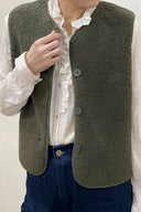 justine-teddy-mouwloos-vest-legergroen-sweet-like-you-model-vooraanzicht-1