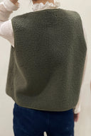 justine-teddy-mouwloos-vest-legergroen-sweet-like-you-model-achteraanzicht-1