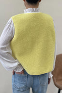 justine-teddy-mouwloos-vest-geel-sweet-like-you-modelfoto-achteraanzicht-1